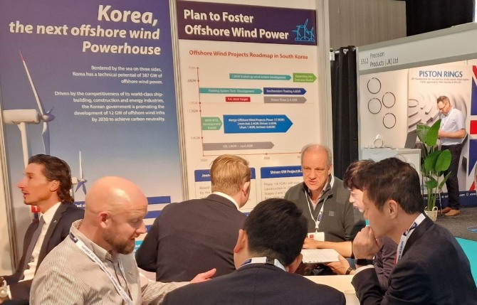 네덜란드 로테르담에서 열린 ‘유로포트(Europort) 2023’ 전시회 KOTRA 수출상담관에서 한-네 기업이 파트너링 상담을 진행하고 있다. 사진=KOTRA