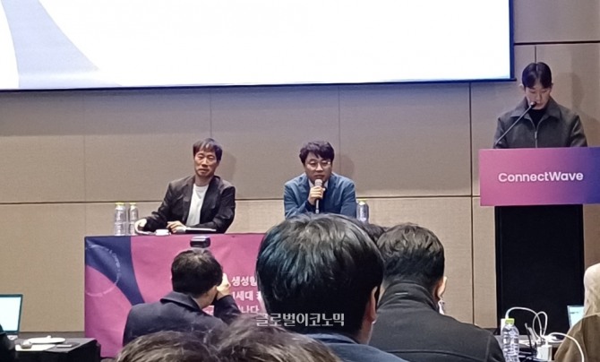 커넥트웨이브 3C 컨퍼런스 기자회견에서 이건수 대표가 매체 질문에 답변하고 있다. 왼쪽은 김성훈 업스테이지 대표. 사진=이원용 기자
