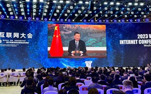 시진핑 국가주석이 8일 저장성 우전(浙江省 乌镇)에서 열리고 있는 세계 인터넷 대회에 영상 메시지를 전하고 있다.