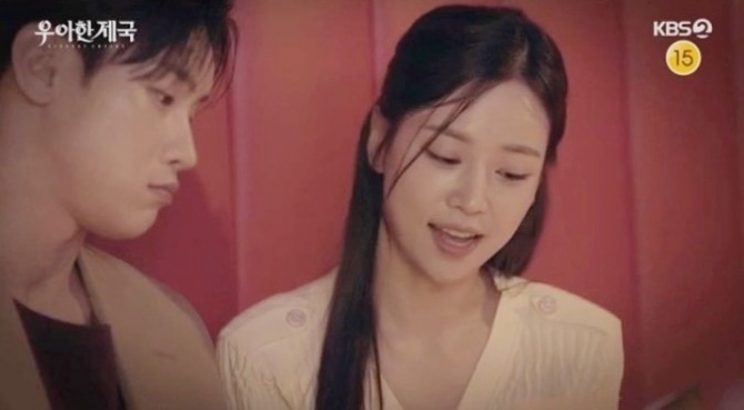 트로트 가수 강예슬이 가수답지 않은 연기력을 입증했다. 최근 방송된 KBS 2TV 저녁일일드라마 ‘우아한 제국’에서 강예슬은 지난 8월에 이어 손성윤(재클린 테일러, 최민하) 언니 최은하 역으로 등장했다. 강예슬은 이시강(장기윤 역) 회상 장면에 등장해 자신이 최민하 언니임을 밝히며 극 몰입도를 높였다. 사진=KBS 2TV ‘우아한 제국’