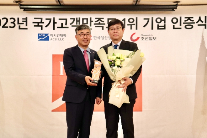 8일 오전 서울 중구 소공동 롯데호텔에서 (왼쪽부터) 안완기 kpc 회장, 한광영 현대홈쇼핑 대표가 인증식을 가진 뒤 기념사진 촬영을 하고 있다.  /사진=현대홈쇼핑