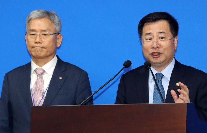 강경성(오른쪽) 산업통상자원부 2차관과 김동철 한국전력공사 사장이 8일 세종시 정부세종청사에서 경영위기 극복을 위한 자구책과 전기요금 조정방안을 발표하고 있다. 사진=뉴시스 