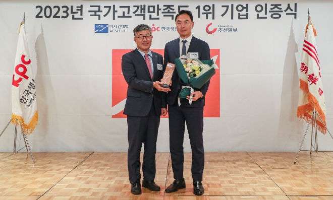 8일 오전 서울 중구 소공동 롯데호텔에서 (왼쪽부터) 안완기 kpc 회장, 정지영 현대백화점 대표가 인증식을 가진 뒤 기념사진 촬영을 하고 있다.  /사진=현대백화점