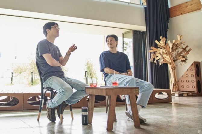 배우 김남길이 대표로 있는 문화예술NGO ‘길스토리’가 의료취약지역 어르신들의 안전한 주거 환경 조성을 위한 캠페인 ‘밤새 안녕하셨어요’ 크라우드 펀딩을 진행한다. 어르신 주거 안전 캠페인 ‘밤새 안녕하셨어요’는 의료취약지역 어르신들의 집안 환경 개선을 통해 낙상 사고를 미연에 방지해 안전한 일상을 누릴 수 있도록 지원하는 캠페인이다. 사진=문화예술NGO 길스토리