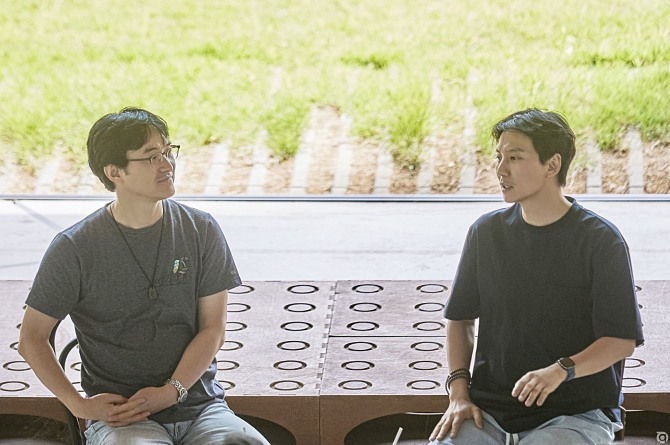 배우 김남길이 대표로 있는 문화예술NGO ‘길스토리’가 의료취약지역 어르신들의 안전한 주거 환경 조성을 위한 캠페인 ‘밤새 안녕하셨어요’ 크라우드 펀딩을 진행한다. 어르신 주거 안전 캠페인 ‘밤새 안녕하셨어요’는 의료취약지역 어르신들의 집안 환경 개선을 통해 낙상 사고를 미연에 방지해 안전한 일상을 누릴 수 있도록 지원하는 캠페인이다. 사진=문화예술NGO 길스토리