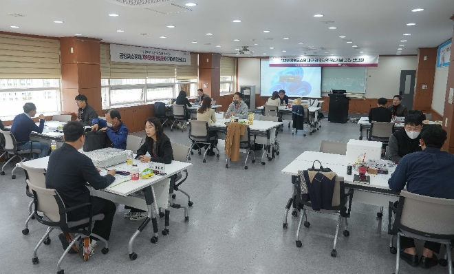 중소벤처기업진흥공단 대구경북 연수원에서 열린 혁신기업제품 상담회에서 공영홈쇼핑 관계자들이 참석한 협력사를 대상으로 부문멸 코칭 상담회를 진행하고 있다.  /사진=공영홈쇼핑