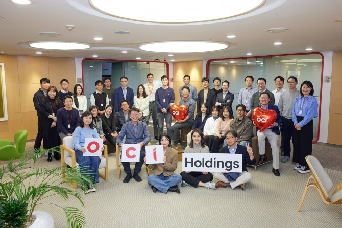 OCI홀딩스 임직원들이 지난 7일 창립 64주년 기념 축하 행사에 참석해 기념 촬영을 하고 있다. 사진=OCI홀딩스