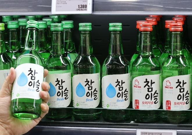  서울 한 대형마트에 진열된 하이트진로의 소주 제품들 /사진=연합뉴스