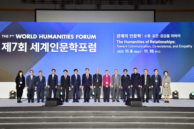제7회 세계인문학포럼 개막식이 8일 부산 벡스코에서 열렸다. 교육부·부산시 주최, 한국연구재단 주관, 유네스코 후원의 이번 포럼은 10일까지 열린다. 사진은 개회식 모습. 사진=부산시