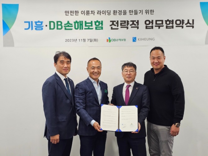 지난 7일 경기도 용인시 할리데이비슨 코리아에서 (왼쪽부터)DB손해보험 곽경섭본부장, 기흥모터스 이계웅대표, DB손해보험 안승기상무, 기흥인터내셔널 이태흥대표가 업무협약식을 진행하고 기념촬영을 하고있다. 사진=DB손보 제공.