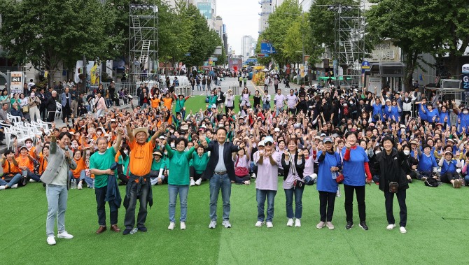 광주 동구는 세대와 국경을 초월한 문화축제로 자리매김한 ‘제20회 광주 추억의 충장축제’가 지속가능한 지역 대표 문화콘텐츠로 위상을 다지며 ‘제17회 피너클 어워드 한국대회’에서 3관왕을 차지하는 영예를 안았다고 밝혔다. 사진=동구청