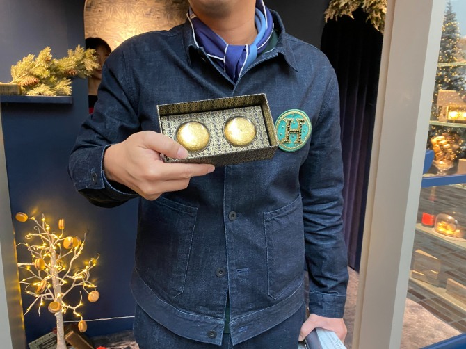 올해 크리스마스 동화에 등장하는 '황금 마카롱'은 실제 제품화해 판매 중이다. 실제 24K 금가루를 뿌린 마카롱이다. 사진=송수연 기자