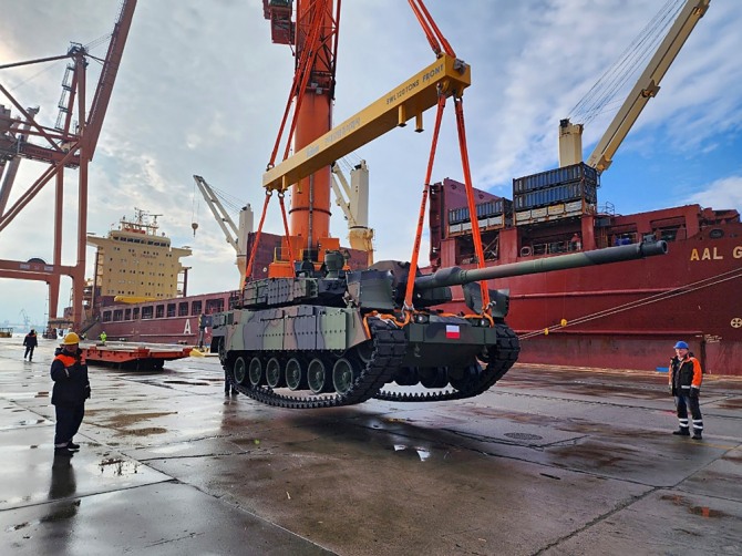 폴란드에 수출된 K-2 전차가 현지 항구에서 하역되는 모습. 사진=현대로템