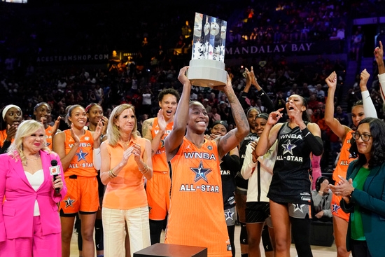 지난 7월 미국 네바다주 라스베거스에서 열린 2023 WNBA 올스타전에서 주얼 로이드(시애틀 스톰)가 MVP 상을 수상하고 기뻐하고 있다. 사진=로이터