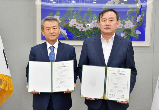 이병노 담양군수(오른쪽)와 ㈜진인터내셔널 김정재 회장이 협약을 체결한 뒤 기념촬영을 하고 있다.  사진=담양군