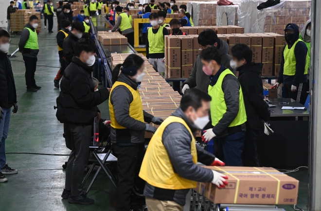 2024학년도 대학수학능력시험을 사흘 앞둔 13일 오전 세종시의 한 인쇄공장에서 인수책임자 및 관계 직원, 중앙협력관 등이 수능 문제지와 답안지를 전국 84개 시험 지구별로 배부하고 있다. 사진=공동취재단