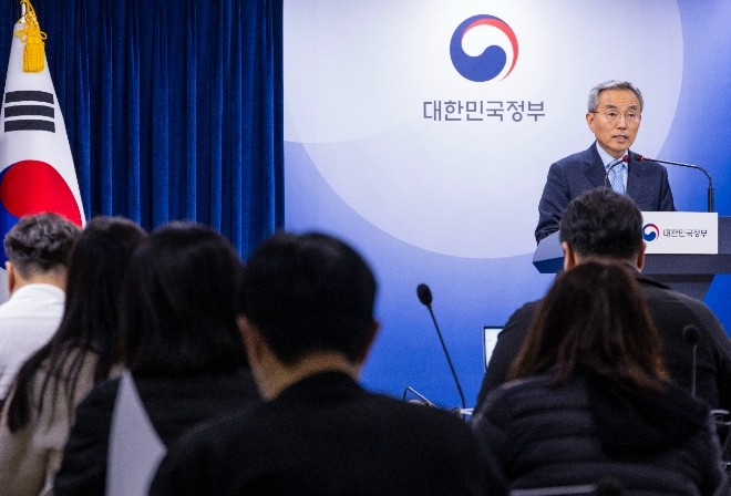 김우승 글로컬 대학위원회 부위원장이 13일 서울 종로구 정부서울청사에서 '2023 글로컬 대학 본지정 선정' 결과를 발표하고 있다. 사진=연합뉴스