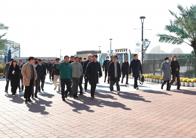 시흥시가 오는 17~19일 거북섬에서 열리는 WSL국제서핑대회 개최를 앞두고 13일 거북섬 일대에 대한 ‘현장 로드체킹’을 실시했다. 사진=시흥시