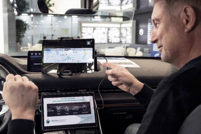 스타트업 모션 제스처(Motion Gestures)의 ‘인포테인먼트 제스처 컨트롤’에 대한 설명을 듣고 있다. 사진=현대차그룹