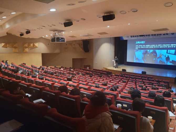 시흥시는 사회적 고립 가구의 고독사 예방을 위해 지난 13일 시청 늠내홀에서 명예사회복지공무원 등 지역주민 150여 명을 대상으로 역량 강화 교육을 진행했다. 사진=시흥시
