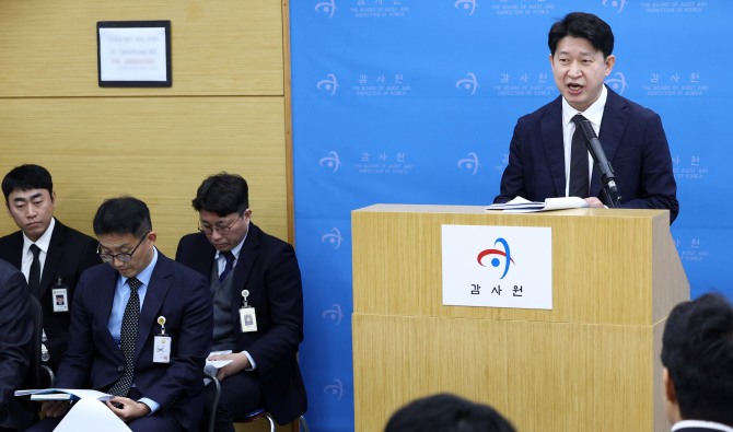 최재혁 산업금융 감사국장이 14일 서울 종로구 감사원 제3별관에서 신재생에너지 사업 추진 실태 감사 결과를 발표하고 있다. 사진=연합뉴스 