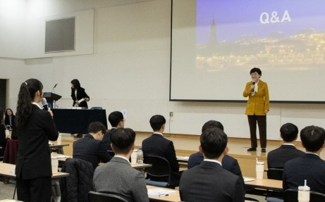 최연혜 사장이 신입사원을 대상으로 특강을 진행하고 있다.
