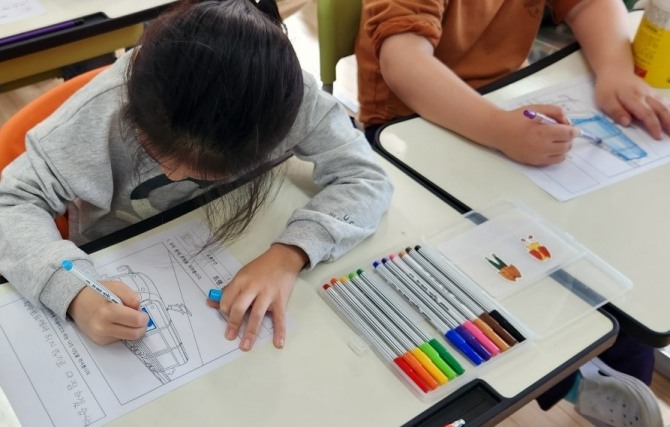 한국교통안전공단이 신교통수단 트램 건설 예정지역에서 초등학교 어린이들을 대상으로 맞춤형 안전교육을 하고 있다. 사진=한국교통안전공단
