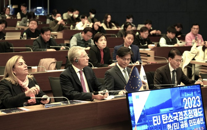산업통상자원부와 KOTRA는 서울에서 EU집행위와 공동으로 이달 15일 우리기업 대상으로 ‘탄소국경조정제( CBAM) 인포세션’을 개최했다. 