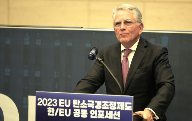 산업통상자원부와 KOTRA는 서울에서 EU집행위와 공동으로 이달 15일 우리기업 대상으로 ‘탄소국경조정제(CBAM) 인포세션’을 개최했다. 게라시모스 토마스(Gerassimos Thomas) EU 집행위원회 조세총국장이 축사를 하고 있다. 사진=KOTRA