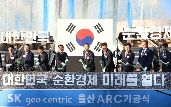 한덕수 국무총리(가운데), 김준 SK이노베이션 부회장(오른쪽 네번째), 나경수 SK지오센트릭 사장(왼쪽 3번째)이 15일 울산광역시 남구에 있는 SK이노베이션 울산콤플렉스(CLX) 내 21만5000㎡ 부지에서 열린 울산 ARC 기공식에 참석해 첫 삽을 뜨고 있다. 사진=연합뉴스