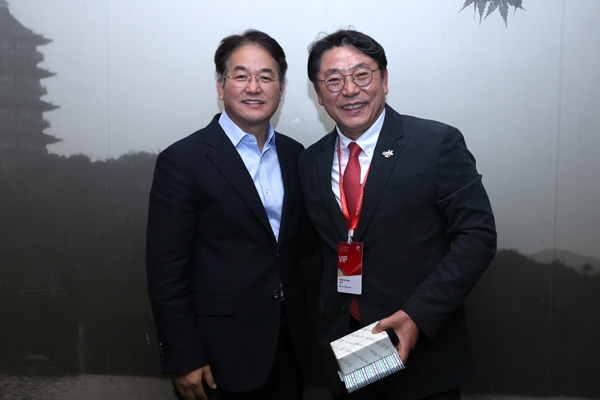 이동환 고양특례시장(왼쪽)과 홍태용 김해시장. 사진=고양시
