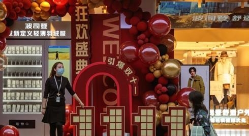 중국 최대 쇼핑 행사인 알리바바의 11월 11일 ‘광군제’가 사실상 막을 내렸다.지난 11일 중국 상하이의 한 상점 앞에 설치된 '광군제 ' 홍보물. 사진=EPA/연합뉴스