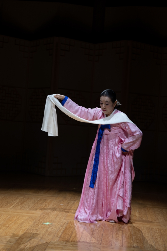 수건춤(김나연 화관무 명예보유자). 사진=국립국악원