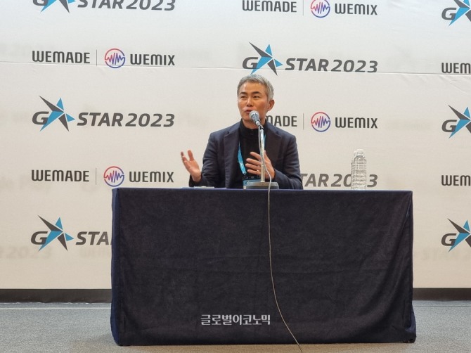 지스타 2023 기간 중 열린 간담회에서 기자들의 질문에 답하는 장현국 위메이드 대표. 