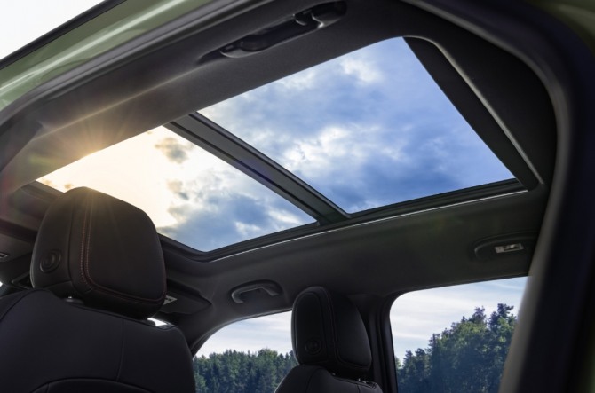 개방감을 높여주는 쉐보레 더 뉴 트레일블레이저 파노라마 썬루프. 사진=제너럴모터스