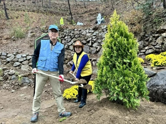 김준형 포스코퓨처엠 사장(왼쪽)과 양재순 사회적협동조합 모이라 이사장이 16일 포스코퓨처엠 양극재 광양공장 인근 계족산에서 열린 첫 식재행사에서 편백나무 묘목을 식수하고 있다. 사진=포스코퓨처엠