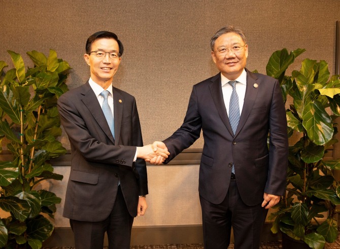 한·중 통상장관이 아시아태평양경제협력체(APEC) 정상회의가 열리고 있는 미국 샌프란시스코에서 만나 공급망 안정 등을 논의했다. 악수하는 방문규 산업통상자원부 장관(왼쪽)과 왕원타오 중국 상무부장. 사진=연합뉴스