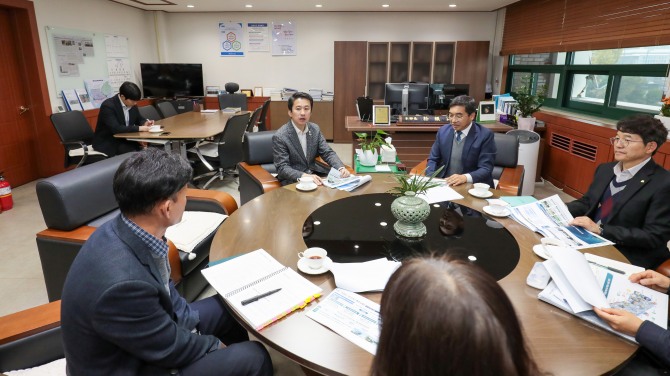 안산시의회 송바우나 의장이 지난 16일 한국산업단지공단 경기지역본부를 찾아 공단의 박진만 경기지역본부장과 안산시 산업진흥과 담당자들을 비롯한 관계자들과 안산스마트허브 관련 현안을 주제로 간담회를 가졌다. 사진=안산시의회