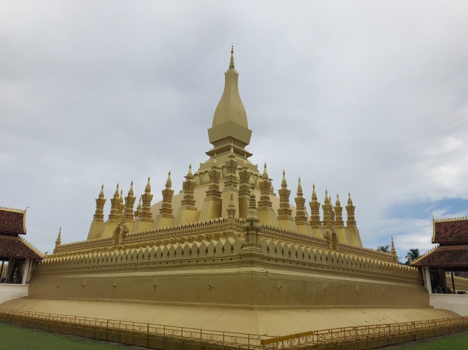탓루앙사원(Pha That Luang)은 라오스 비엔티안에 위치한 라오스의 상징인 불교 사원이며 라오스의 국장과 지폐에 사용되고 있다. 