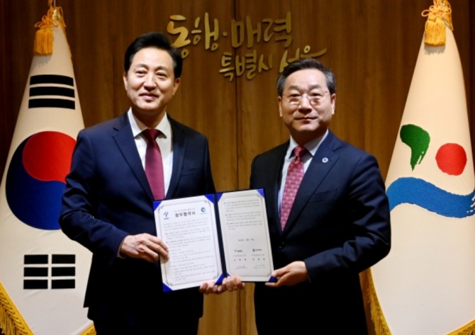 유정복 인천시장(오른쪽)과 오세훈 서울시장이 17일 서울시청에서 열린 '인천시-서울시 교통 현안 해결을 위한 업무협약 체결식'에서 기념 촬영을 하고 있다. 사진=인천시