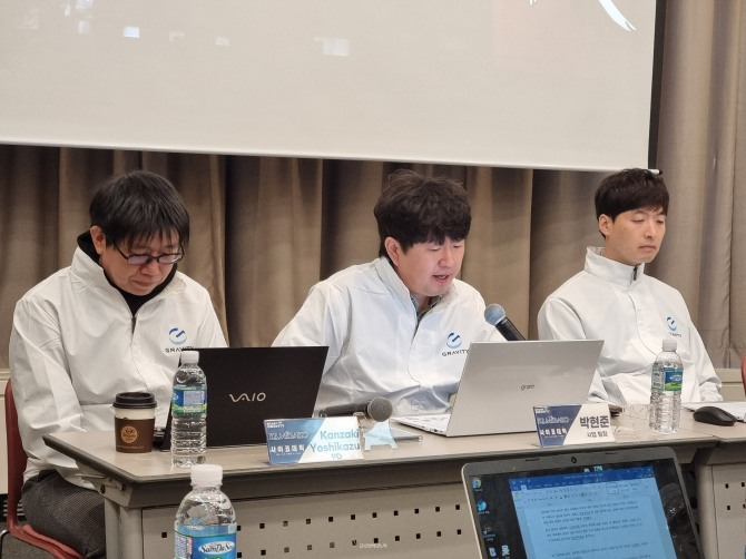 (왼쪽부터)칸자키 요시카주(Kanzaki Yoshikazu) PD, 박현준 사업 팀장, 원치균 사업 PM가 신작에 대해 설명하고 있다. 