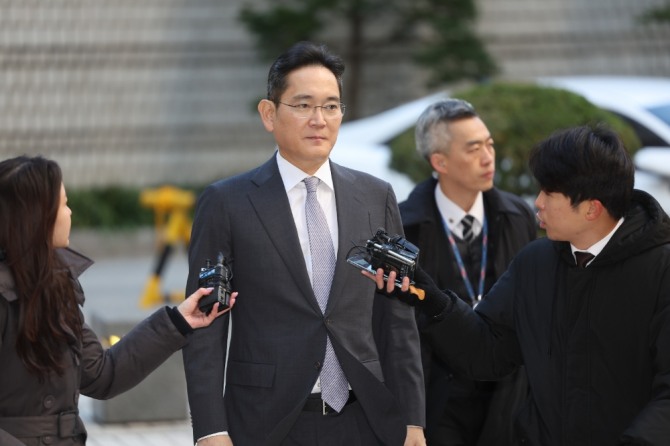 이재용 삼성전자 회장이 17일 오전 서울 서초구 서울중앙지방법원에서 열린 '회계부정·부당합병' 관련 1심 결심 공판에 출석하고 있다. 사진=연합뉴스