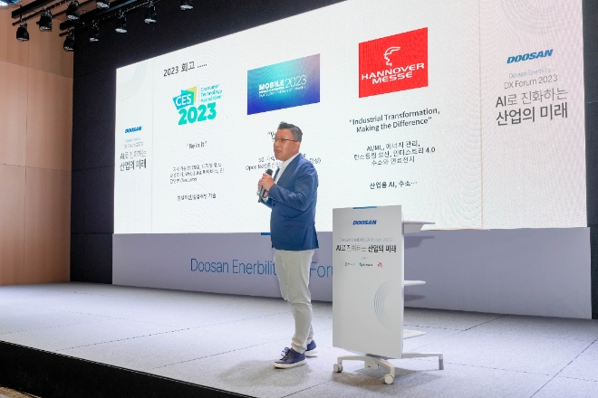 두산에너빌리티가 지난 17일 분당두산타워에서 개최한 ‘DX Forum 2023’에서 송용진 두산에너빌리티 전략혁신부문장이 인사말을 하고 있다. 사진=두산에너빌리키