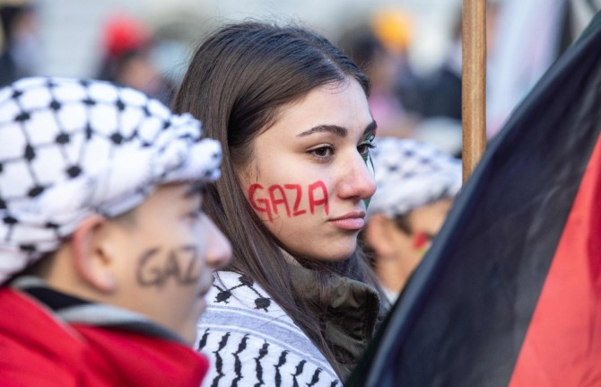 18일(현지시간) 캐나다 퀘벡주 몬트리올 도체스터 광장에서 팔레스타인을 지지하는 시위대가 휴전 촉구 집회 도중 얼굴에 그려진 '가자'를 착용하고 있다. 사진=AFP(연합)