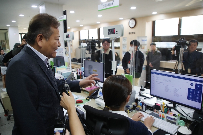 이상민 행정안전부 장관이 19일 오후 서울 종로구 청운효자동주민센터를 방문해 사흘째 이어지고 있는 정부 행정전산망 장애 복구를 위한 현장점검을 하고 있다. 사진=연합뉴스