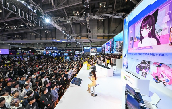 이세계아이돌의 멤버 '주르르'가 지스타 2023 넷마블 부스 '데미스 리본' 시연 행사에 게스트로 참여했다. 사진=넷마블
