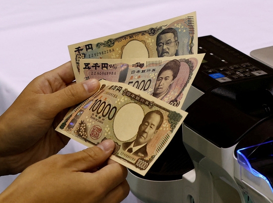 지난해 일본 도쿄에서 2024년에 도입될 예정인 새 지폐에 대한 언론 행사에서 한 작업자가 일본은행 지폐를 생산하는 국립 인쇄국 공장에서 새로운 일본 엔 지폐 샘플을 들고 있다. 사진=로이터