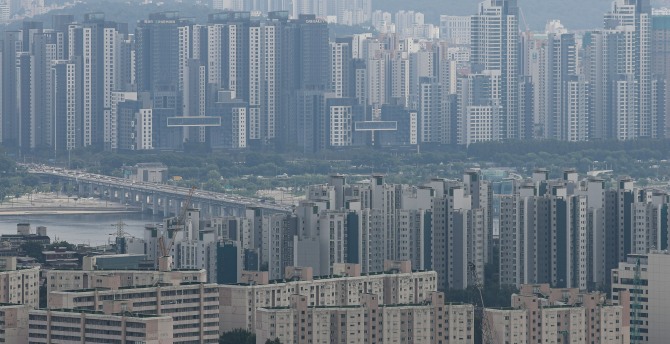 민간아파트 분양가에서 대지비 비중이 절반에 달하는 것으로 나타났다. 서울 남산에서 바라본 도심 아파트 단지 모습. 사진=뉴시스