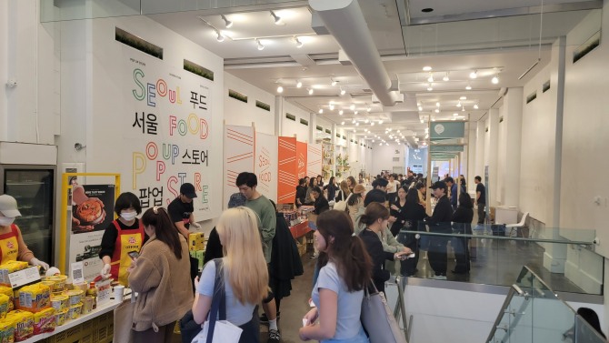 KOTRA가 지난 17일부터 이틀간 미국 뉴욕에서 ‘SEOUL FOOD in NY 팝업스토어’를 열었다. 뉴욕 유니언스퀘어 부근 행사장의 전경. 사진=KOTRA 