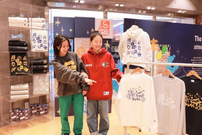 스타필드 코엑스점에서 고객들이 챔피온 서울의 정취 컬렉션을 살펴보고 있다.  /사진=LF